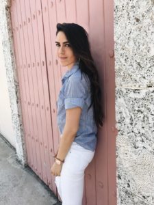STRIPED SHIRT AND WHITE JEANS